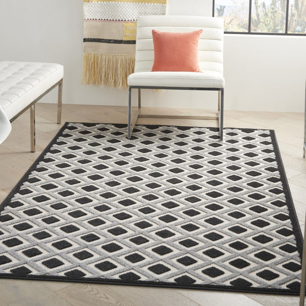 Homeroots 4' Black And White Indoor Outdoor Area Rug - Durable, Stylish, And Easy To Maintain For Any Space 4' X 6' Polypropylene 385134