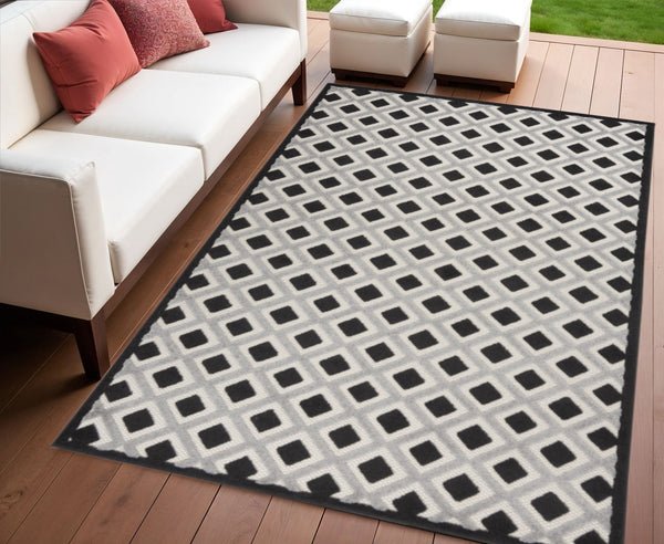 Homeroots 4' Black And White Indoor Outdoor Area Rug - Durable, Stylish, And Easy To Maintain For Any Space 4' X 6' Polypropylene 385134