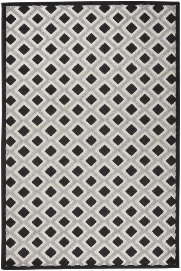 Homeroots 4' Black And White Indoor Outdoor Area Rug - Durable, Stylish, And Easy To Maintain For Any Space 4' X 6' Polypropylene 385134