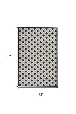 Homeroots 4' Black And White Indoor Outdoor Area Rug - Durable, Stylish, And Easy To Maintain For Any Space 4' X 6' Polypropylene 385134