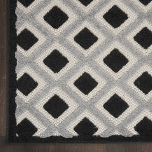 Homeroots 4' Black And White Indoor Outdoor Area Rug - Durable, Stylish, And Easy To Maintain For Any Space 4' X 6' Polypropylene 385134