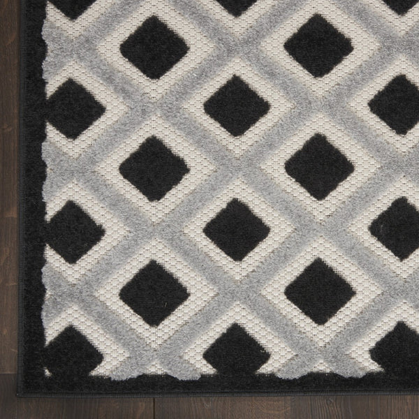 Homeroots 4' Black And White Indoor Outdoor Area Rug - Durable, Stylish, And Easy To Maintain For Any Space 4' X 6' Polypropylene 385134