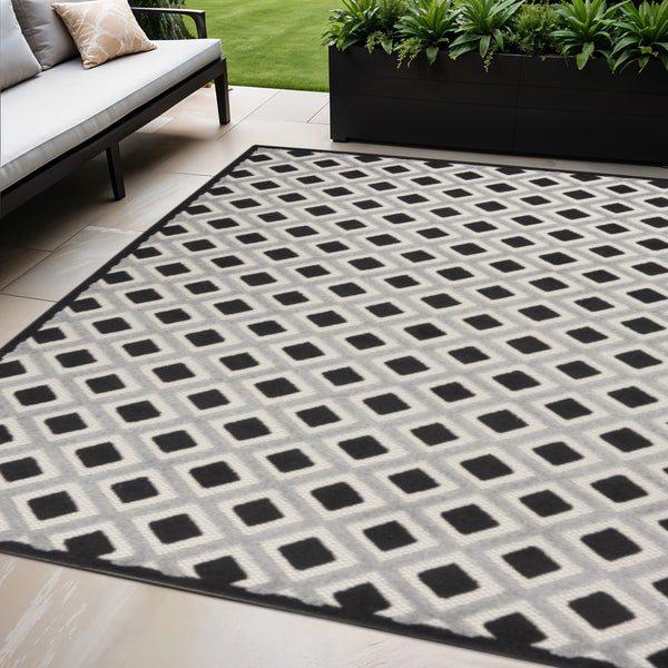 Homeroots 4' Black And White Indoor Outdoor Area Rug - Durable, Stylish, And Easy To Maintain For Any Space 5' X 8' Polypropylene 385138