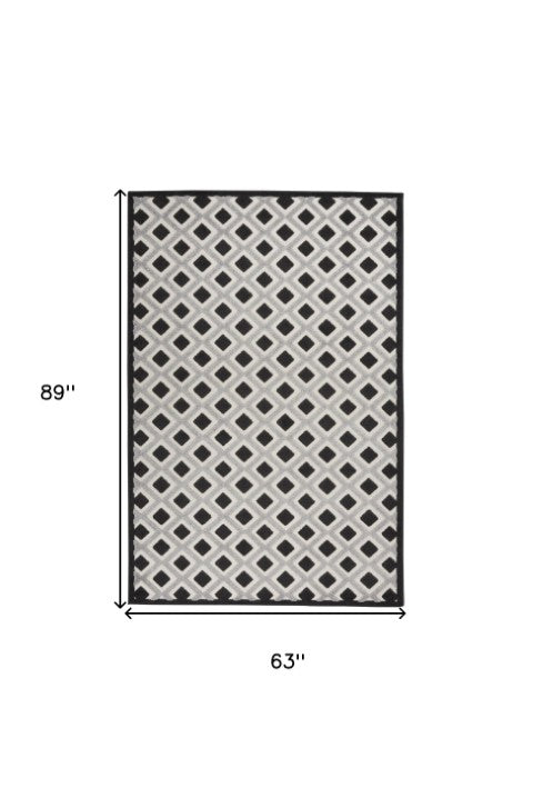 Homeroots 4' Black And White Indoor Outdoor Area Rug - Durable, Stylish, And Easy To Maintain For Any Space 5' X 8' Polypropylene 385138