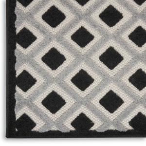 HomeRoots 5' Modern Geometric Area Rug - Durable Indoor/Outdoor Design for High-Traffic Spaces and Easy Care 5' x 8' 385138