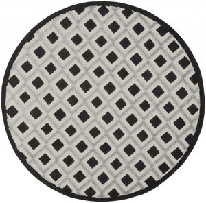 Homeroots 4' Black And White Indoor Outdoor Area Rug - Durable, Stylish, And Easy To Maintain For Any Space 5' Round Polypropylene 385140