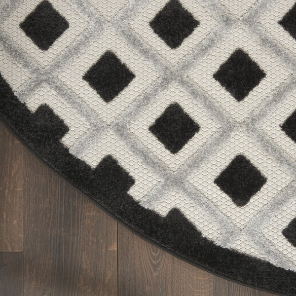 Homeroots 4' Black And White Indoor Outdoor Area Rug - Durable, Stylish, And Easy To Maintain For Any Space 5' Round Polypropylene 385140