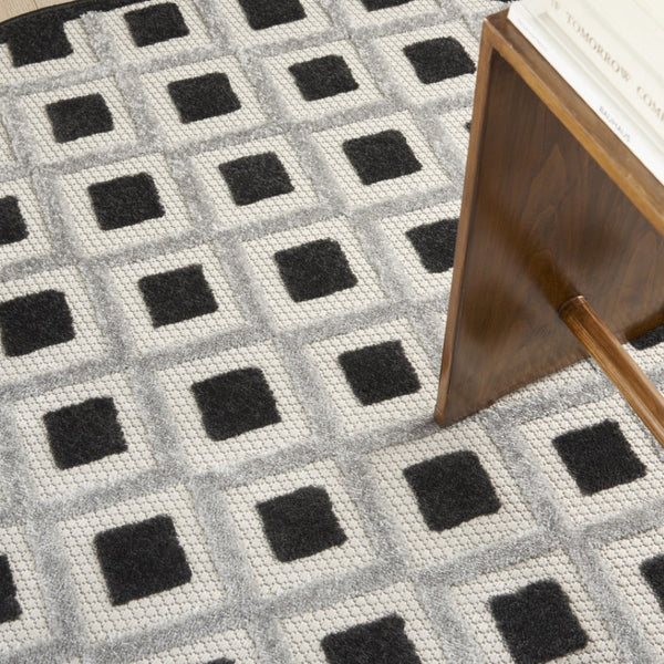 Homeroots 4' Black And White Indoor Outdoor Area Rug - Durable, Stylish, And Easy To Maintain For Any Space 5' Round Polypropylene 385140