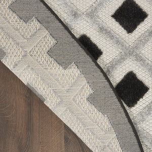 Homeroots 4' Black And White Indoor Outdoor Area Rug - Durable, Stylish, And Easy To Maintain For Any Space 5' Round Polypropylene 385140