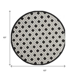 Homeroots 4' Black And White Indoor Outdoor Area Rug - Durable, Stylish, And Easy To Maintain For Any Space 5' Round Polypropylene 385140