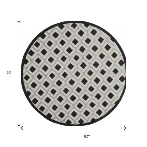 Homeroots 4' Black And White Indoor Outdoor Area Rug - Durable, Stylish, And Easy To Maintain For Any Space 5' Round Polypropylene 385140