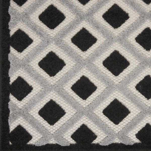 HomeRoots 5' Modern Geometric Area Rug - Durable Indoor/Outdoor Design for High-Traffic Spaces and Easy Care 6'x9' Area Rug Black White 385142