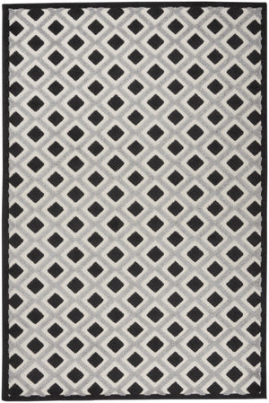 Homeroots 4' Black And White Indoor Outdoor Area Rug - Durable, Stylish, And Easy To Maintain For Any Space 6'x9' Area Rug Polypropylene 385142