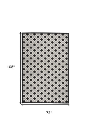 Homeroots 4' Black And White Indoor Outdoor Area Rug - Durable, Stylish, And Easy To Maintain For Any Space 6'x9' Area Rug Polypropylene 385142