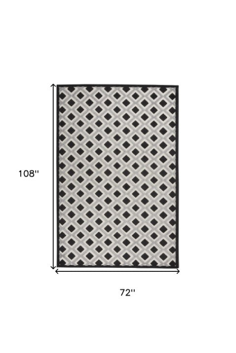 Homeroots 4' Black And White Indoor Outdoor Area Rug - Durable, Stylish, And Easy To Maintain For Any Space 6'x9' Area Rug Polypropylene 385142