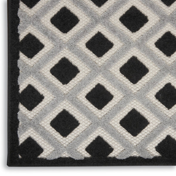 HomeRoots 5' Modern Geometric Area Rug - Durable Indoor/Outdoor Design for High-Traffic Spaces and Easy Care 6'x9' Area Rug Black White 385142