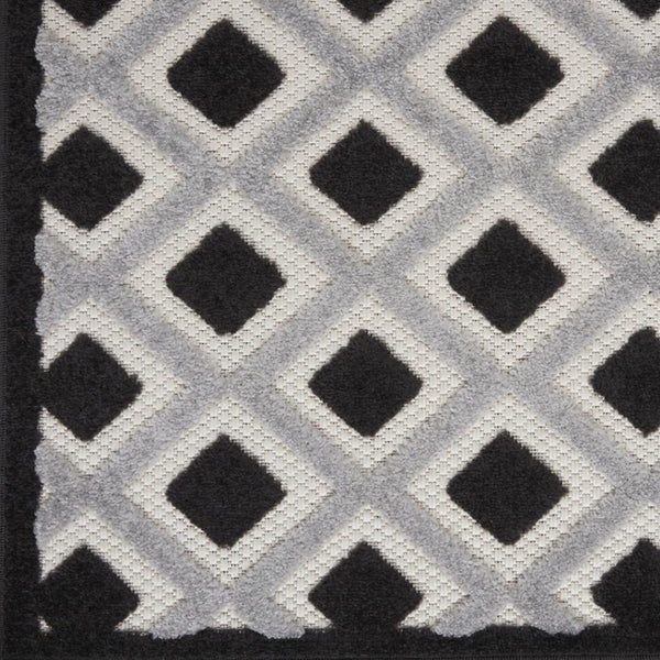 HomeRoots 5' Modern Geometric Area Rug - Durable Indoor/Outdoor Design for High-Traffic Spaces and Easy Care 7'x10' Area Rug Black White 385143