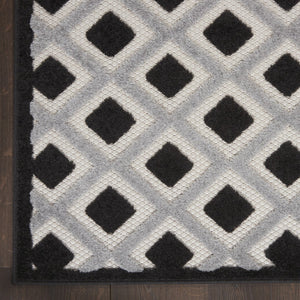 Homeroots 4' Black And White Indoor Outdoor Area Rug - Durable, Stylish, And Easy To Maintain For Any Space 7'x10' Area Rug Polypropylene 385143