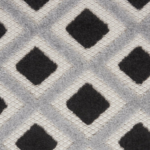 Homeroots 4' Black And White Indoor Outdoor Area Rug - Durable, Stylish, And Easy To Maintain For Any Space 7'x10' Area Rug Polypropylene 385143