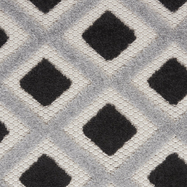 Homeroots 4' Black And White Indoor Outdoor Area Rug - Durable, Stylish, And Easy To Maintain For Any Space 7'x10' Area Rug Polypropylene 385143