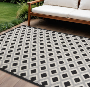 Homeroots 4' Black And White Indoor Outdoor Area Rug - Durable, Stylish, And Easy To Maintain For Any Space 8'x11' Area Rug Polypropylene 385145