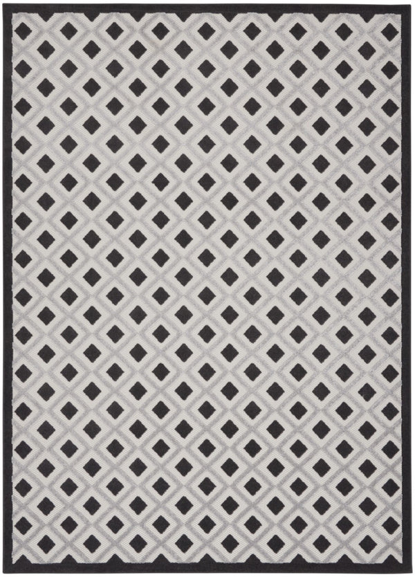Homeroots 4' Black And White Indoor Outdoor Area Rug - Durable, Stylish, And Easy To Maintain For Any Space 8'x11' Area Rug Polypropylene 385145