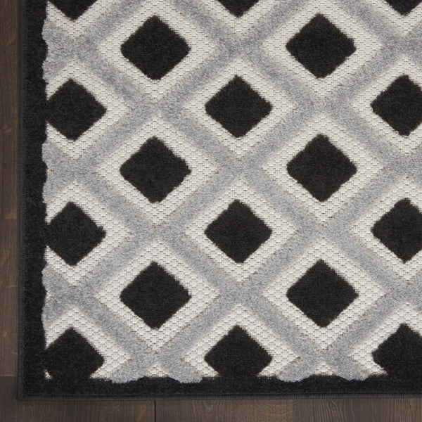 Homeroots 4' Black And White Indoor Outdoor Area Rug - Durable, Stylish, And Easy To Maintain For Any Space 8'x11' Area Rug Polypropylene 385145