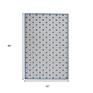 Homeroots 4' Black And White Indoor Outdoor Area Rug - Durable, Stylish, And Easy To Maintain For Any Space 4' X 6' Polypropylene 385147