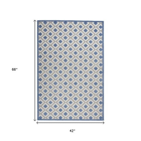 Homeroots 4' Black And White Indoor Outdoor Area Rug - Durable, Stylish, And Easy To Maintain For Any Space 4' X 6' Polypropylene 385147