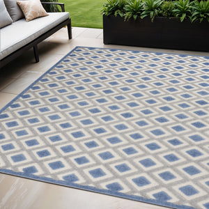Homeroots 4' Black And White Indoor Outdoor Area Rug - Durable, Stylish, And Easy To Maintain For Any Space 5' X 8' Polypropylene 385151