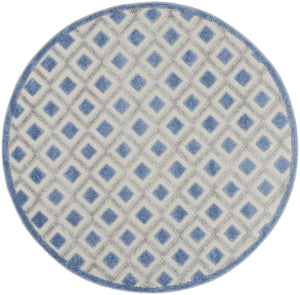 Homeroots 4' Black And White Indoor Outdoor Area Rug - Durable, Stylish, And Easy To Maintain For Any Space 5' Round Polypropylene 385154