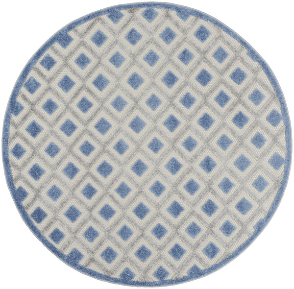 Homeroots 4' Black And White Indoor Outdoor Area Rug - Durable, Stylish, And Easy To Maintain For Any Space 5' Round Polypropylene 385154