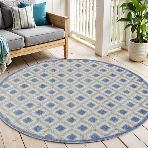 Homeroots 4' Black And White Indoor Outdoor Area Rug - Durable, Stylish, And Easy To Maintain For Any Space 5' Round Polypropylene 385154