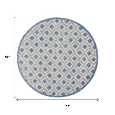 Homeroots 4' Black And White Indoor Outdoor Area Rug - Durable, Stylish, And Easy To Maintain For Any Space 5' Round Polypropylene 385154