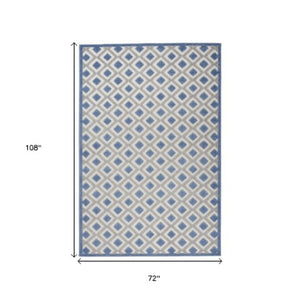 Homeroots 4' Black And White Indoor Outdoor Area Rug - Durable, Stylish, And Easy To Maintain For Any Space 6' X 9' Polypropylene 385156