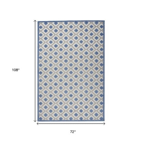 Homeroots 4' Black And White Indoor Outdoor Area Rug - Durable, Stylish, And Easy To Maintain For Any Space 6' X 9' Polypropylene 385156