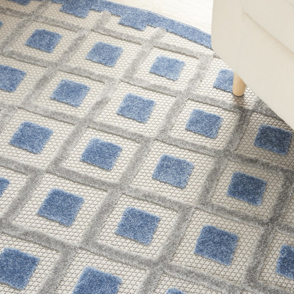 Homeroots 4' Black And White Indoor Outdoor Area Rug - Durable, Stylish, And Easy To Maintain For Any Space 8' Round Area Rug Polypropylene 385161