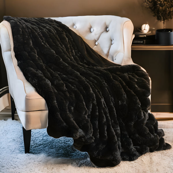 Homeroots Chunky Sectioned Black Faux Fur Throw Blanket  Polyester 386753