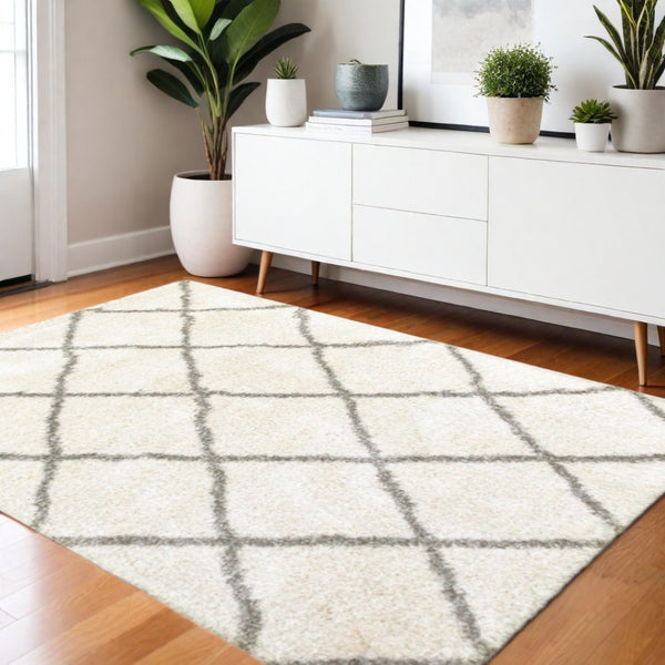 HomeRoots 2' Elegant Ivory and Gray Geometric Lattice Runner Rug - Durable, Soft, Stylish for High-Traffic Areas Ivory/ Grey 3'10" x 5'5" 387946