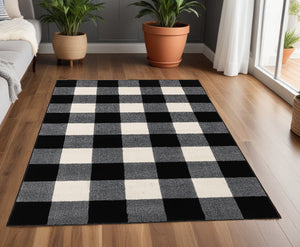 Homeroots 4' X 6' Monochromatic Gingham Pattern Indoor Area Rug Black,Ivory Polypropylene 388019