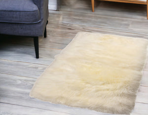 Homeroots 3' X 5' Natural Rectangular Sheepskin Area Rug  Genuine Sheepskin 388535