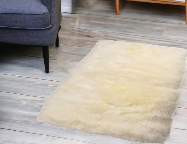 Homeroots 3' X 5' Natural Rectangular Sheepskin Area Rug  Genuine Sheepskin 388535