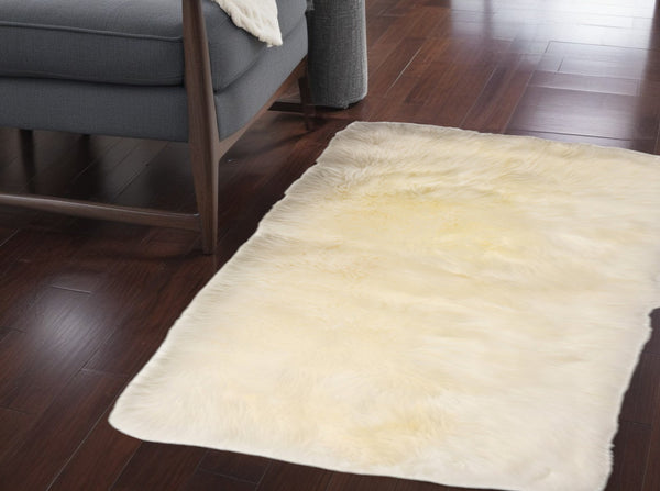 Homeroots 2' X 5' Natural Rectangular Sheepskin Area Rug  Genuine Sheepskin 388539