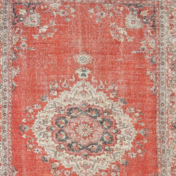 Homeroots 4' X 6' Red And Gray Oriental Area Rug  Polyester 388830