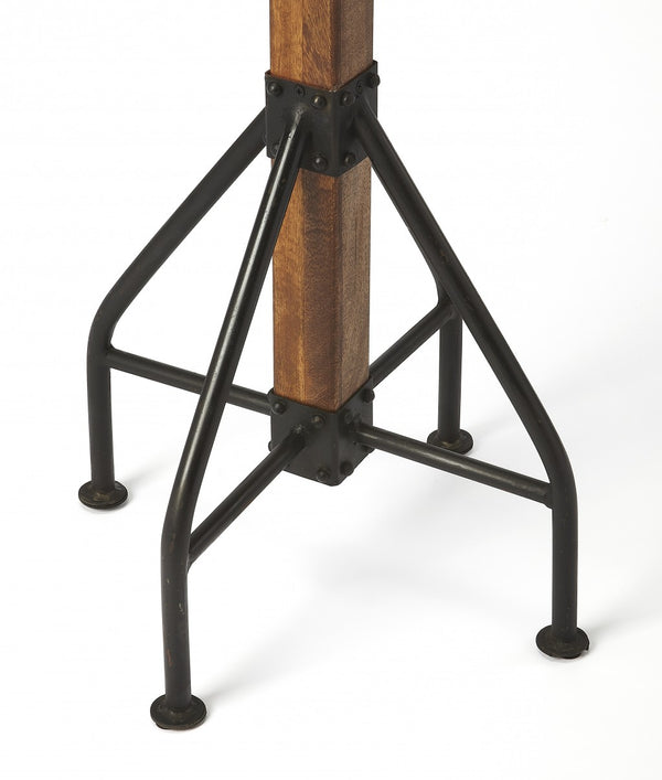 Homeroots Logan Square Rustic Costumer  Iron 389238