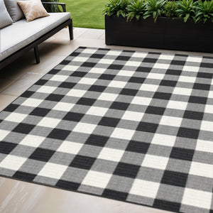 HomeRoots 5' Timeless Indoor Outdoor Area Rug - Durable, Stylish Design Perfect for Patios, Kitchens, and More Black/ Ivory 5'3" x 7'6" 389519