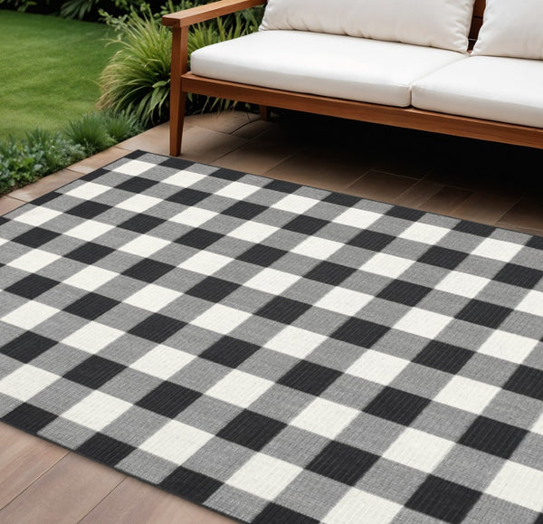 HomeRoots 5' Timeless Indoor Outdoor Area Rug - Durable, Stylish Design Perfect for Patios, Kitchens, and More Black/ Ivory 6'7" x 9'6" 389520