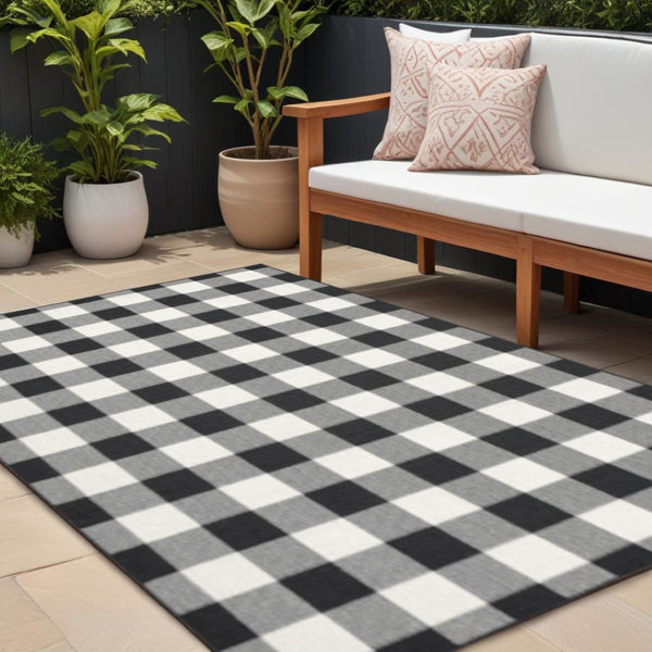 HomeRoots 5' Timeless Indoor Outdoor Area Rug - Durable, Stylish Design Perfect for Patios, Kitchens, and More Black/ Ivory 7'10" x 10'10" 389521