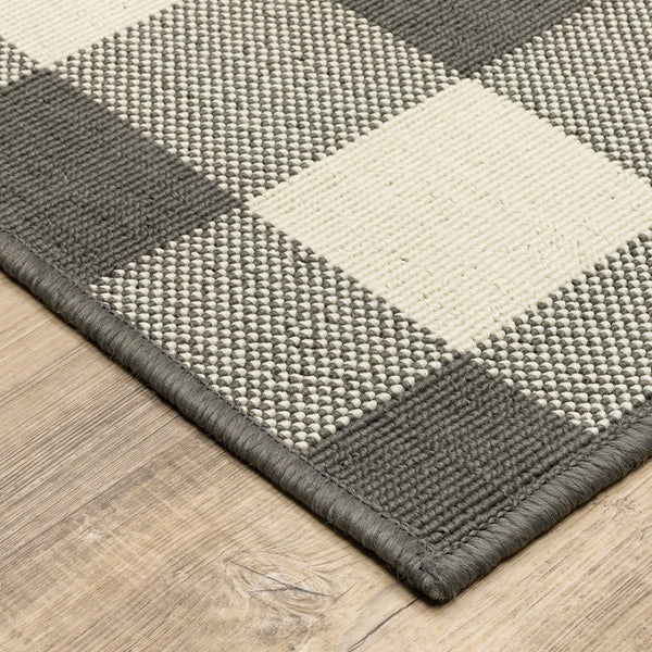 HomeRoots 5' Indoor Outdoor Area Rug - Chic Gray and Ivory Design for Durable Style in Any Space Grey/ Ivory 5'3" x 7'6" 389526