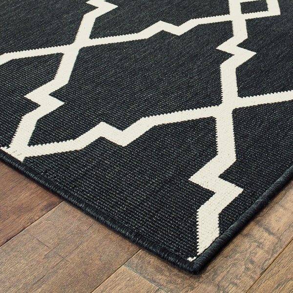 HomeRoots 5' Black and Ivory Area Rug – Elegant Indoor Outdoor Style, Durable, Easy Care for Versatile Spaces 7'10" Round 389536